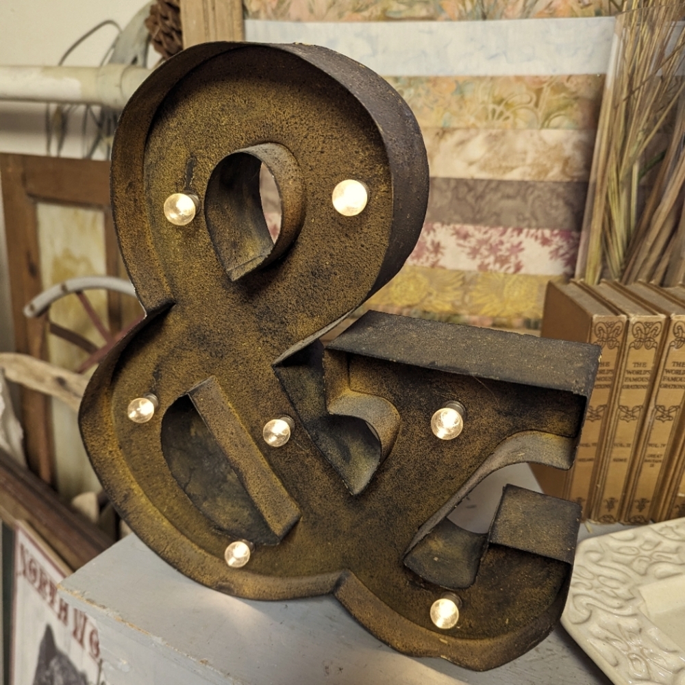 Lightweight Tin Lite up "&" Sign